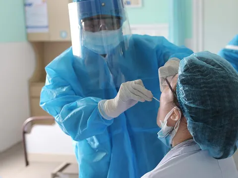 Điều dưỡng chăm sóc bệnh nhân COVID-19 đã bị nhiễm virus